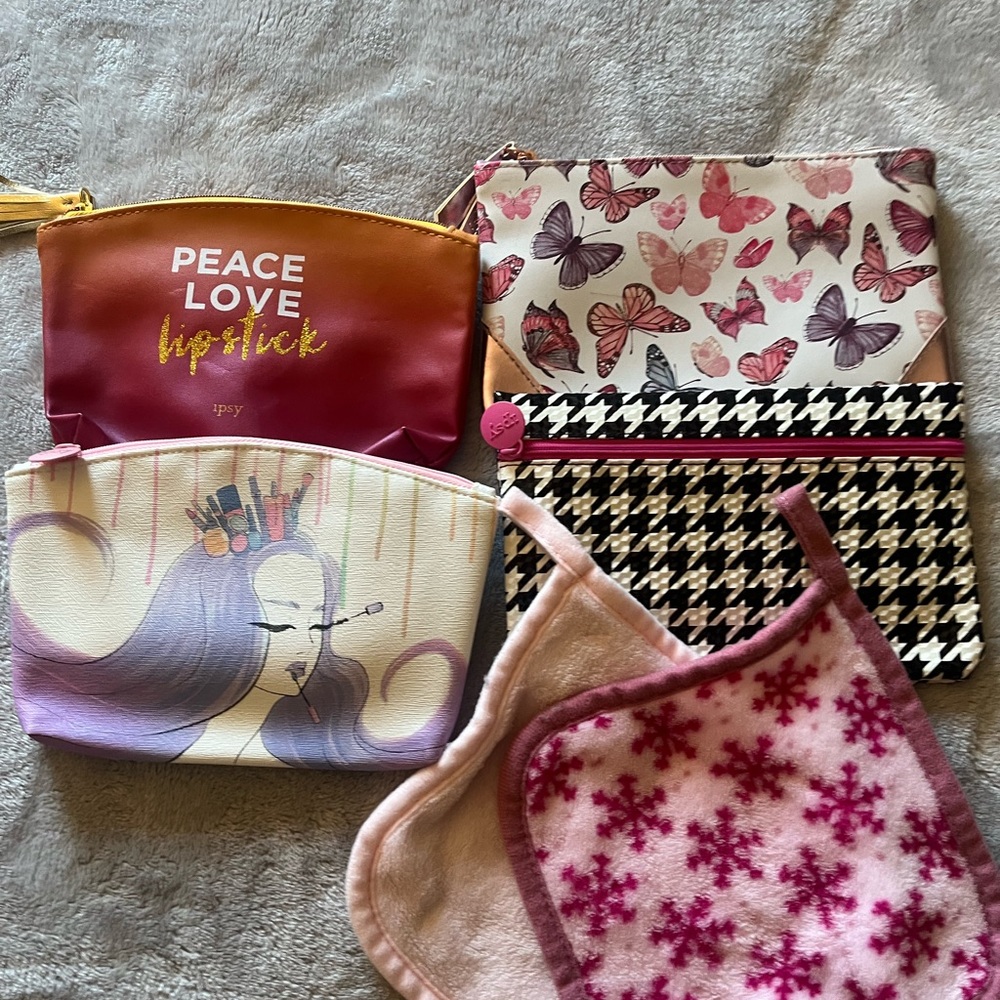 4 Ipsy bags w/reusable makeup wipes